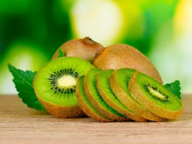 Xăm môi nên ăn quả kiwi không