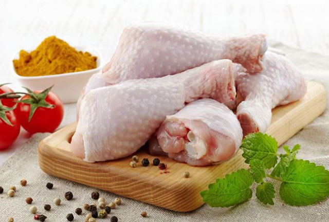 Những thực phẩm nào cần tránh sau khi xăm mày - Thịt gà