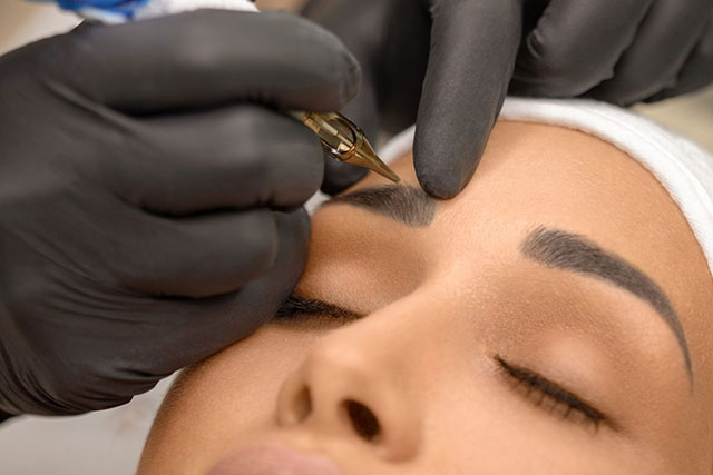 Phương pháp điêu khắc chân mày microblading mang đến sự tự nhiên cho đôi mày