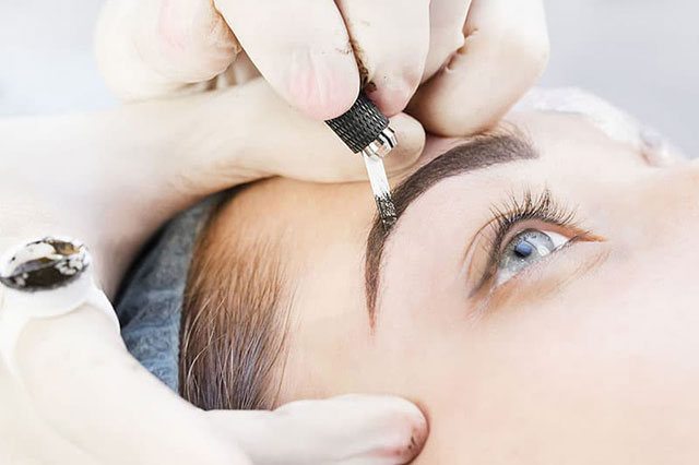 Quá trình thực hiện điêu khắc chân mày microblading