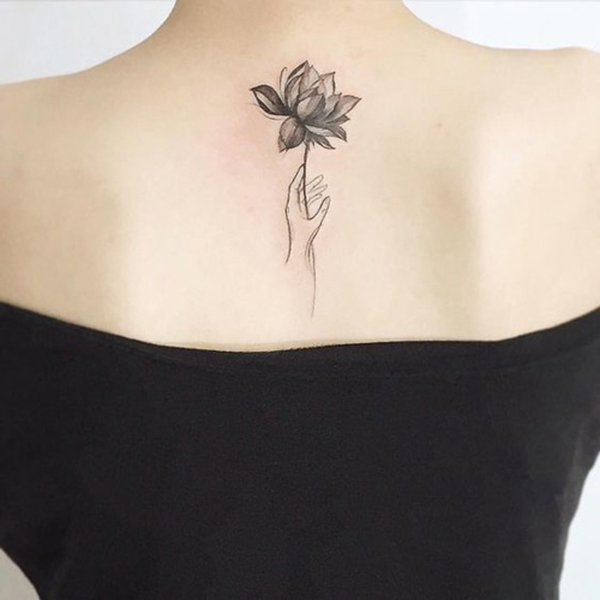 tattoo bông hoa sen mini sau lưng đẹp