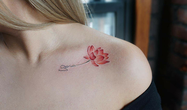 tattoo hoa sen mini trước ngực cho nữ