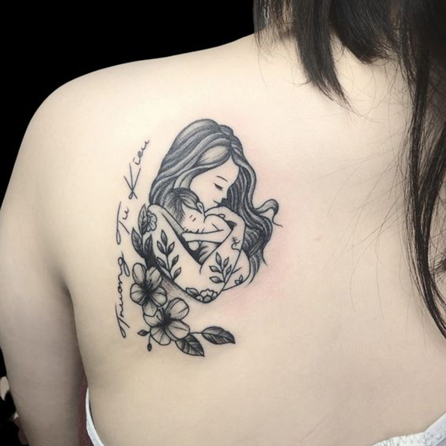 tattoo mẹ bồng con ở sau lưng